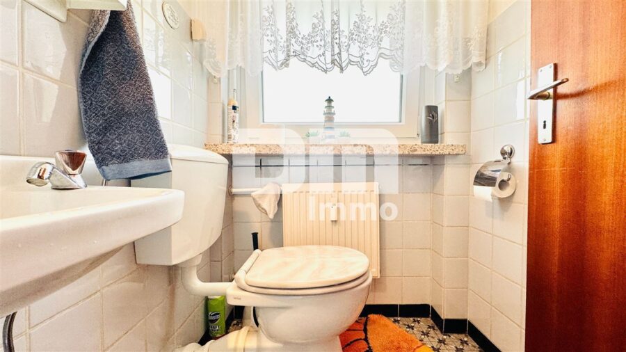 Modernisiertes Ein-/ Zweifamilienhaus inkl. PV-Anlage + Garage auf Traumgrundstück - WE2 OG Gäste WC